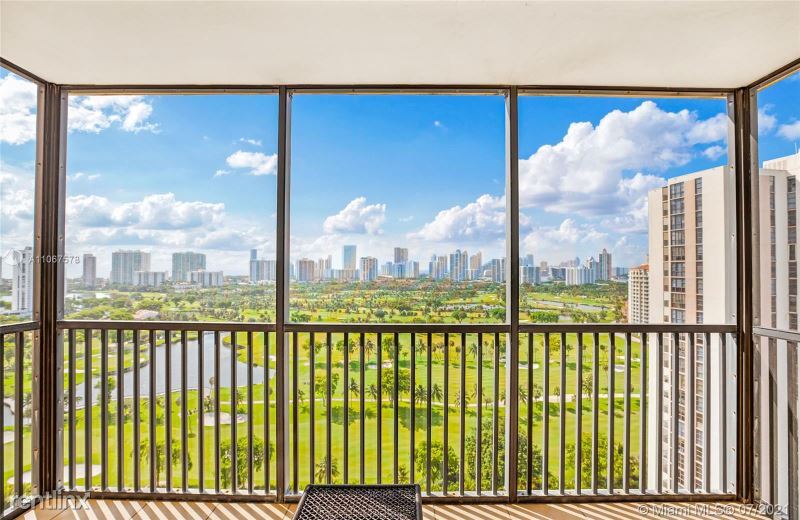 Foto principal - 20301 W Country Club Dr