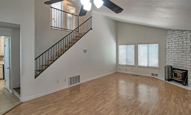 Building Photo - Beautiful 3 Bedroom 2.5 Bath Townhome!