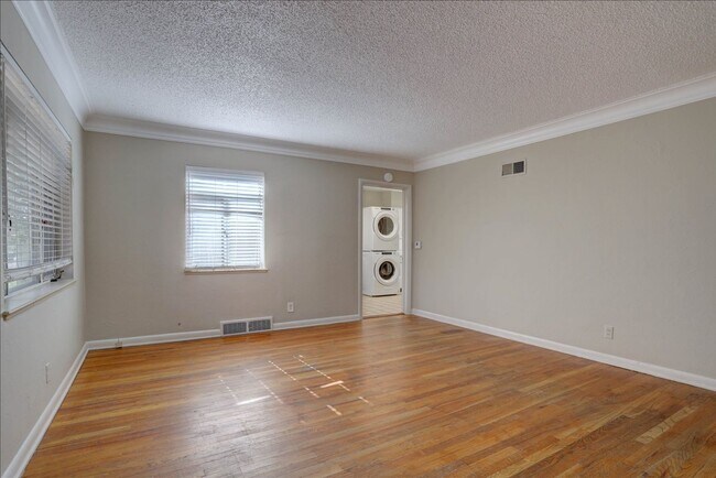 Photo - Spacious Sunnyside Bungalow, Finished Base... House