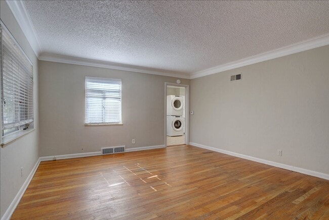 Building Photo - Spacious Sunnyside Bungalow, Finished Basement, 2-Car Garage