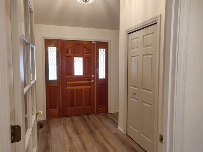 Foto del edificio - Spacious and charming, this two-story 4 be...