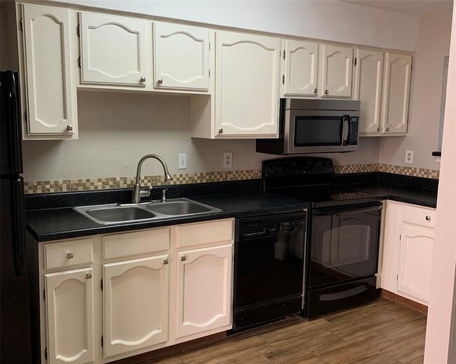 Foto del edificio - 3923 Old Oaks Dr