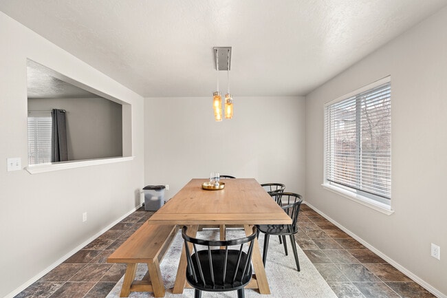 Building Photo - 1101 W Apple Pine St