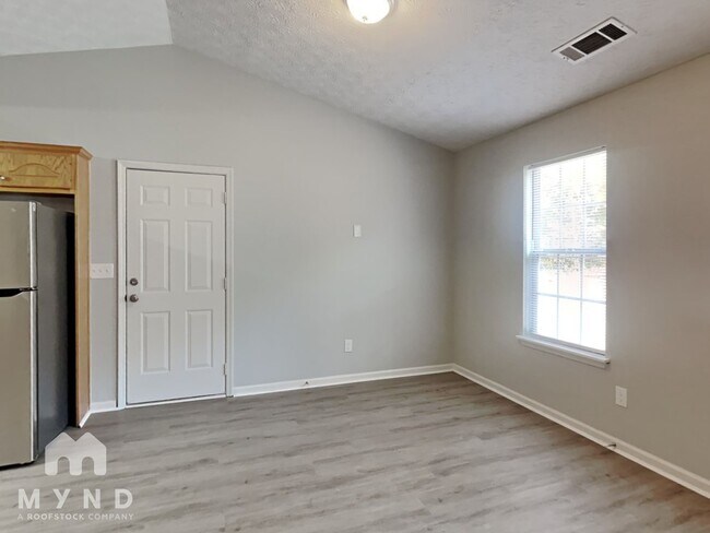 Building Photo - 165 Hunters Trce