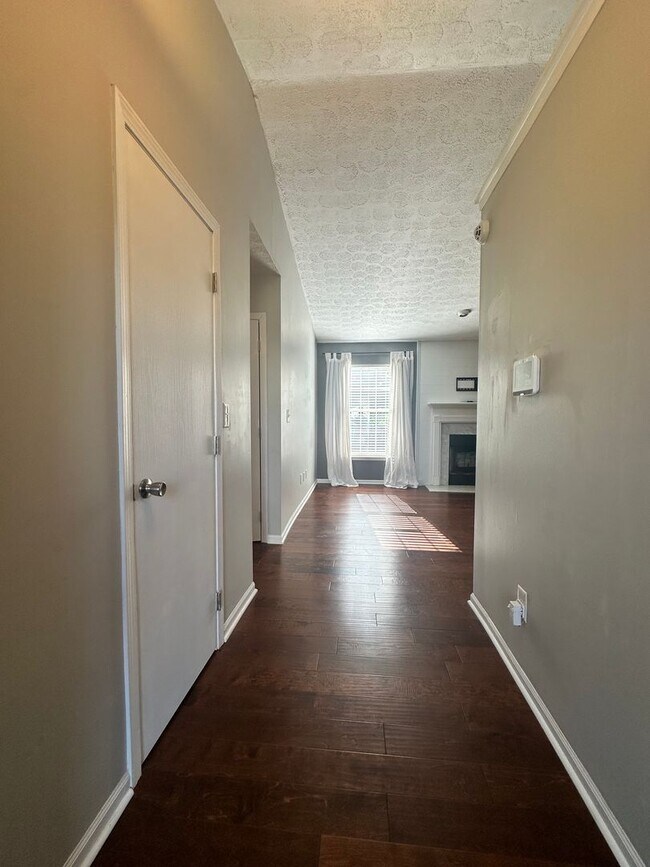 Foto del edificio - Charming 3-Bed Home with Fenced Yard!