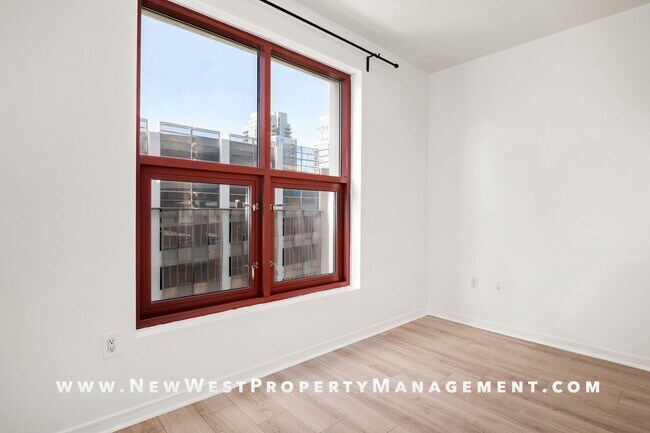 Building Photo - Spacious East Village Penthouse Studio at Metrome! Small Pet Ok! 1 Parking Space Included!