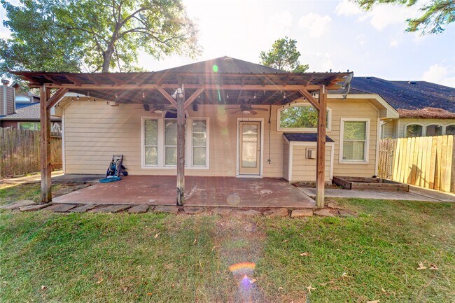 Foto del edificio - 13002 Tall Spruce Dr