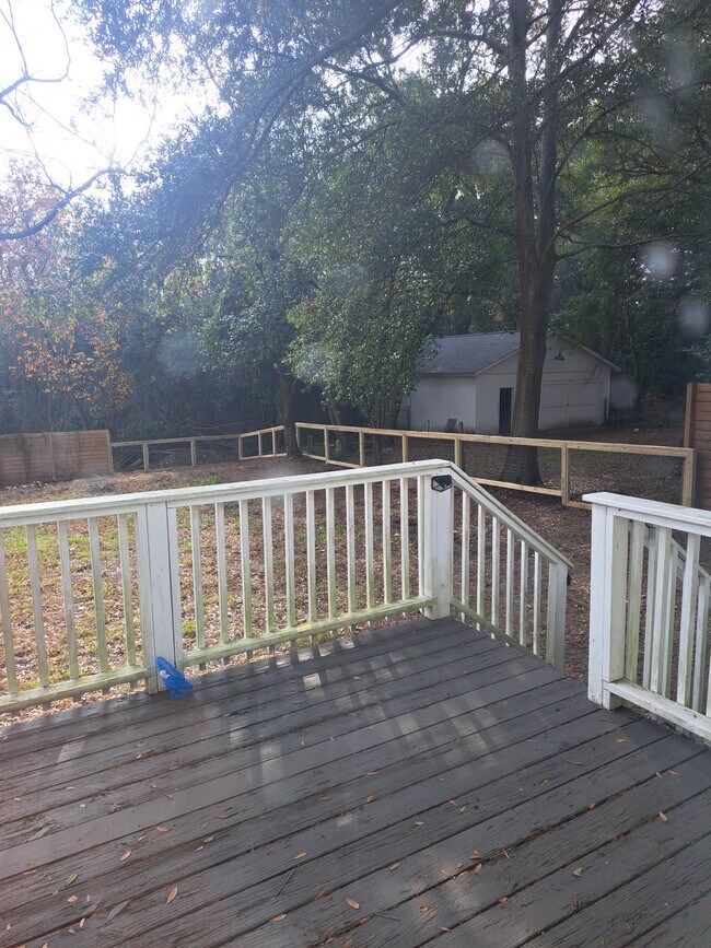 Patio trasero cercado - 3645 Azalea Dr