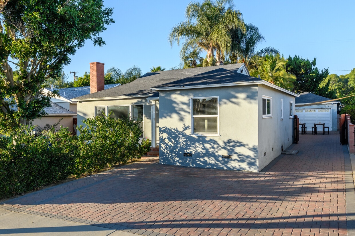 Foto principal - 16641 Gilmore St