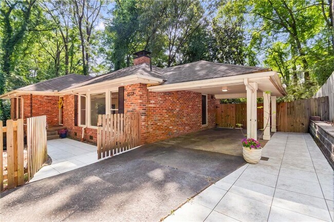 Foto del edificio - 2332 Tanglewood Cir NE