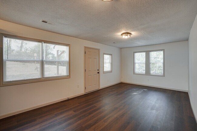 Building Photo - 927 Hulana St