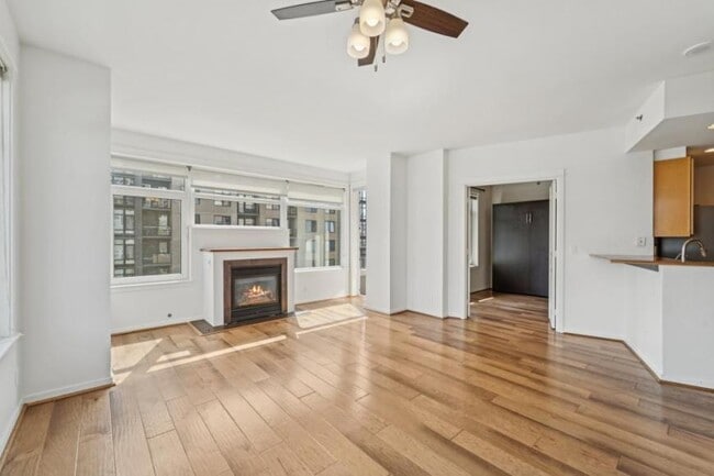 Building Photo - 2 bedroom in Seattle WA 98121