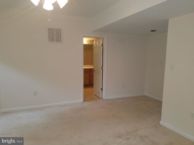 Building Photo - 2802 Dwight Ave