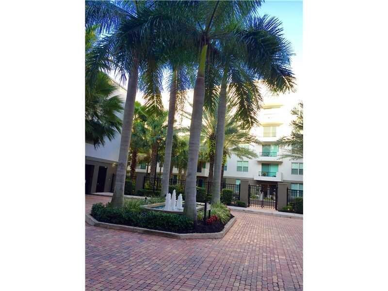 Foto principal - 2401 NE 65th St