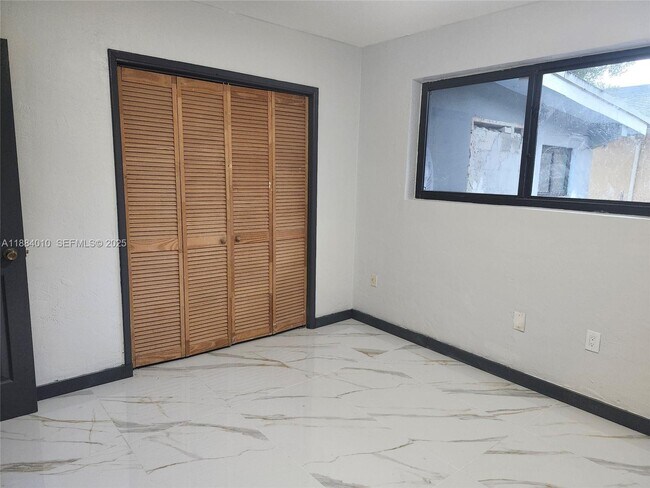 Foto del edificio - 184 NW 58th St