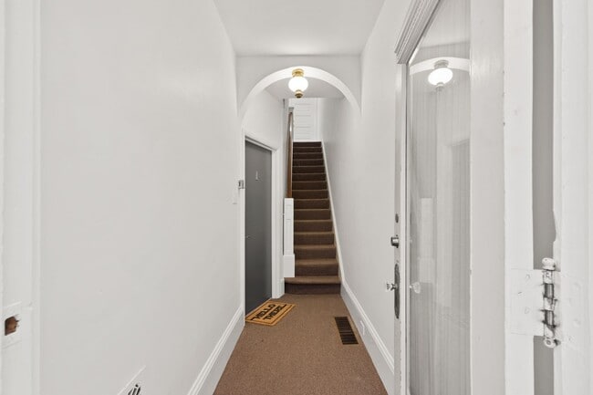 Building Photo - 2nd and 3rd Floor 1 Bedroom Apartment with...