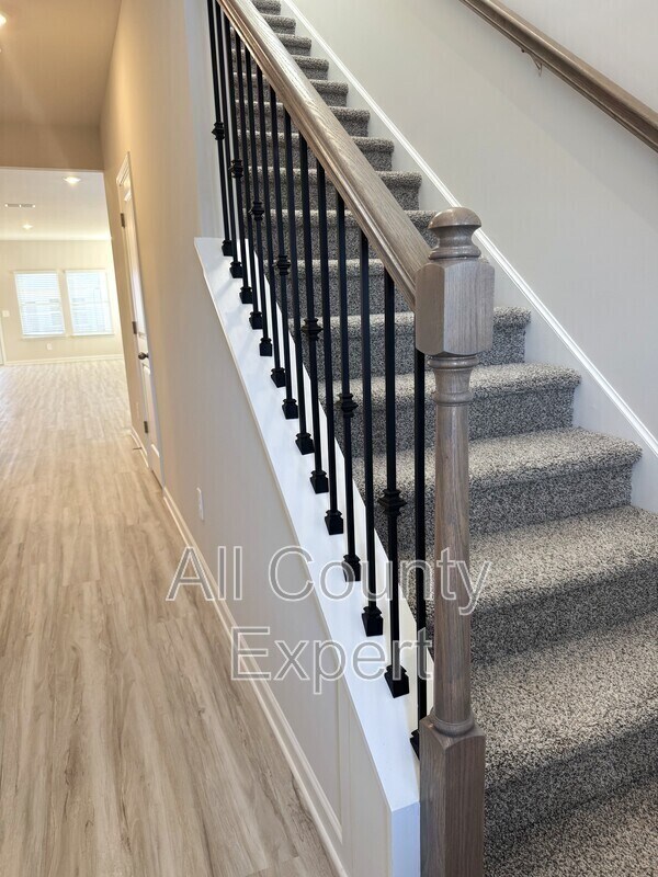 Building Photo - 823 Misty Holw Trl