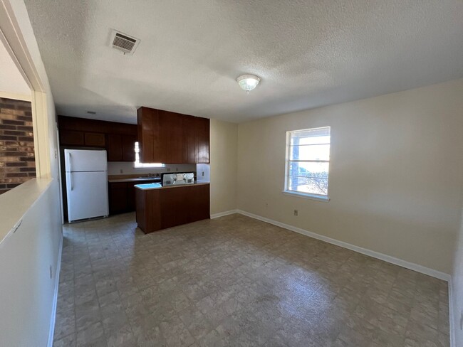 Building Photo - Home For Rent