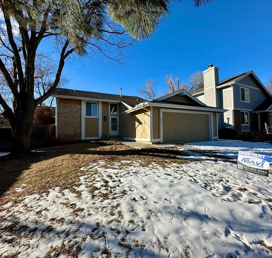 Fully Furnished 4 bedroom 2 bath home is Englewood Available NOW!! - Fully Furnished 4 bedroom 2 bath home is Englewood Available NOW!!