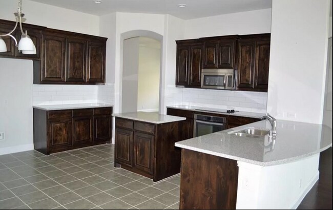 Building Photo - 4416 Oak Bluff Dr