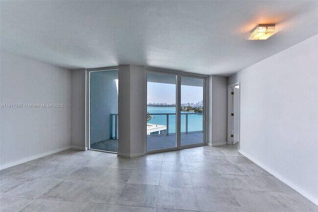 Foto del edificio - 9821 E Bay Harbor Dr