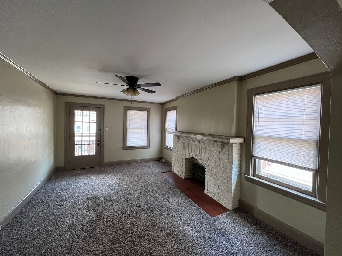 Large Living room - 23 Holmesdale Ct