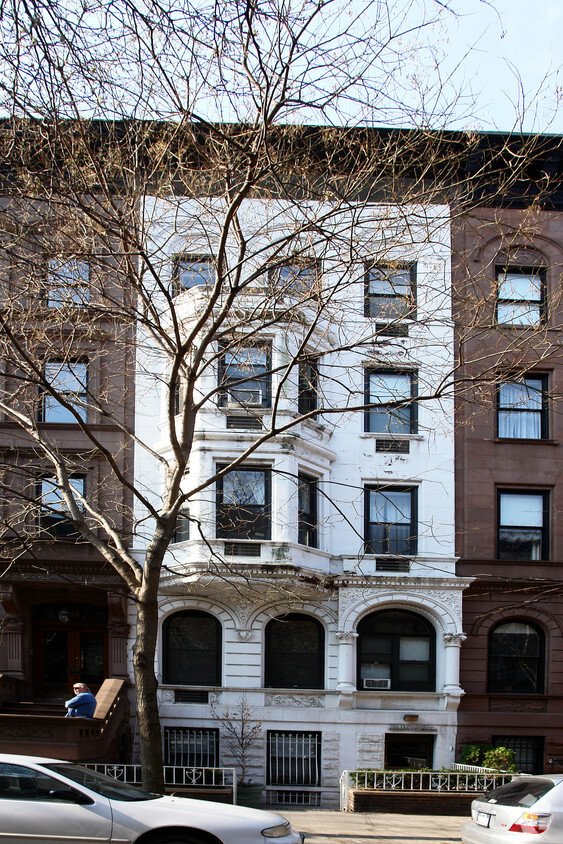 Building Photo - 50 W 69th St
