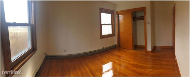 Building Photo - 4 br, 1 bath Apartment - 36 Roberts St