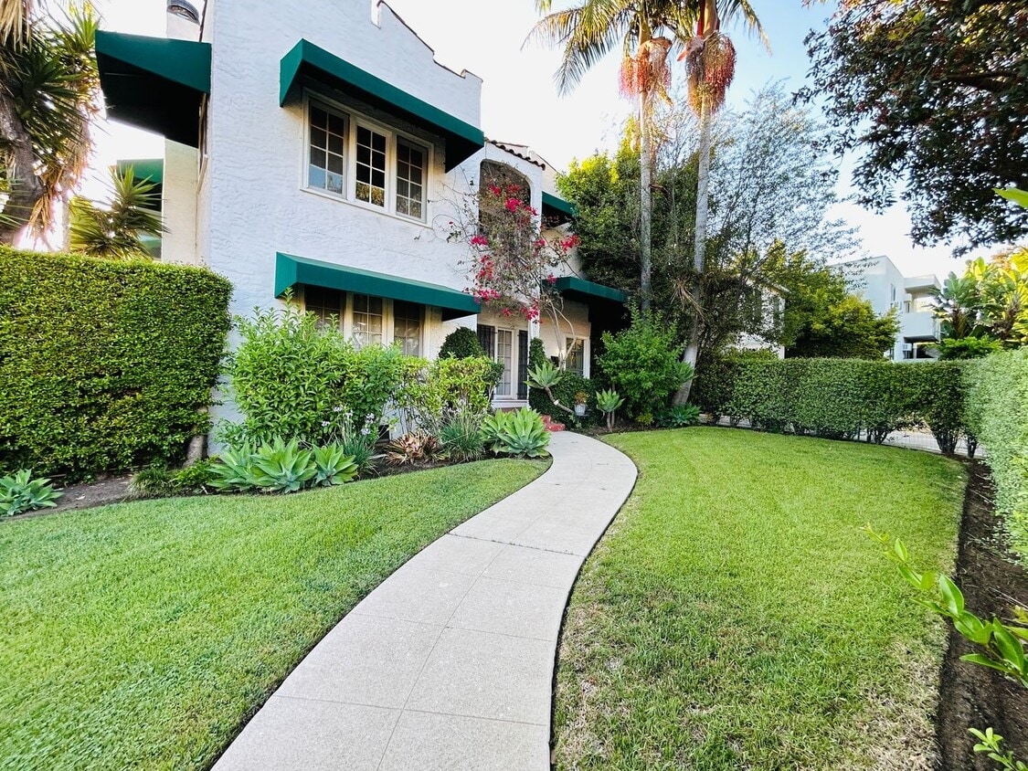 Primary Photo - 8159 Willoughby Ave
