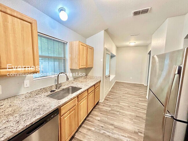 Foto del edificio - 146 Creek Cove Dr