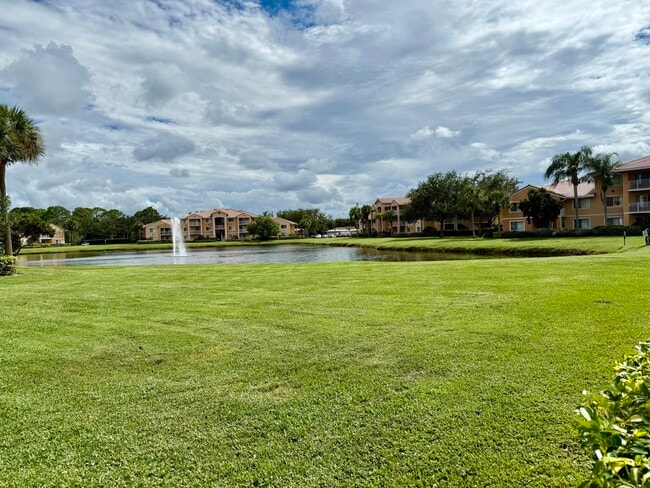 Building Photo - 301 SW Palm Dr