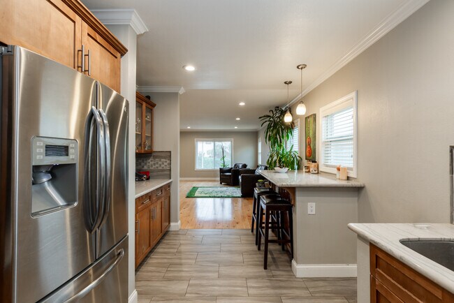 sss - 902 S Averill Ave