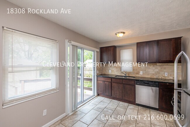 Foto del edificio - 18308 Rockland Ave