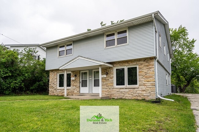 Building Photo - Upgraded Spacious 3 Bedroom Townhome Waukesha