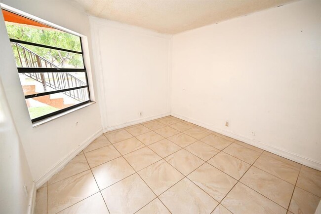 Building Photo - 4088 Lakeside Dr