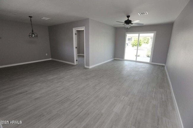 Foto del edificio - 10631 W Salem Dr