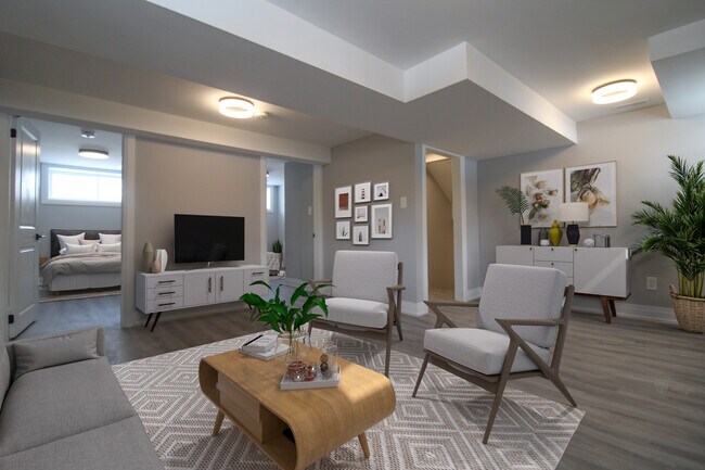 Photo du bâtiment - 3 Bedroom Lower Level Unit – All Utilities & Parking Included – $2,149/month