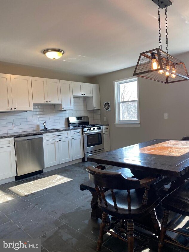 Foto principal - 229 W 3rd Ave