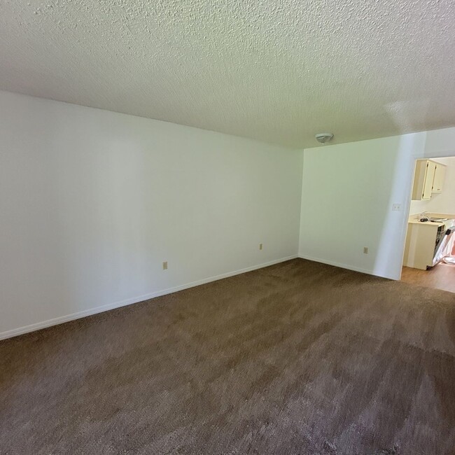 Building Photo - 2 bed 1.5 bath just remodeled