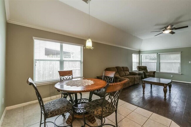 Building Photo - 5911 Mettler Ln
