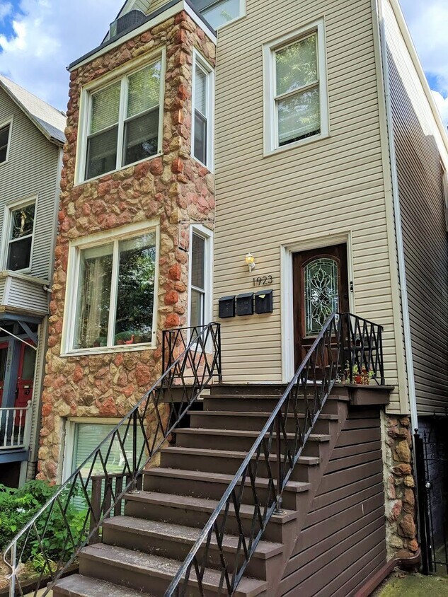 Primary Photo - 1923 W Addison St
