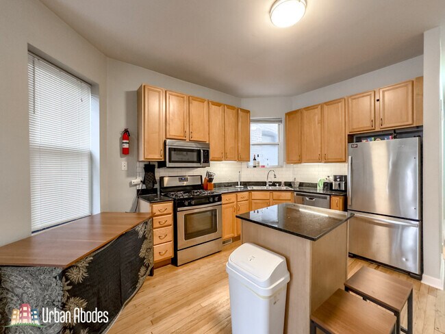 Building Photo - 2531 W Medill Ave