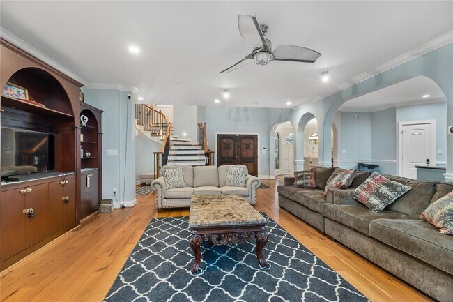 Building Photo - 2426 Tackaberry St
