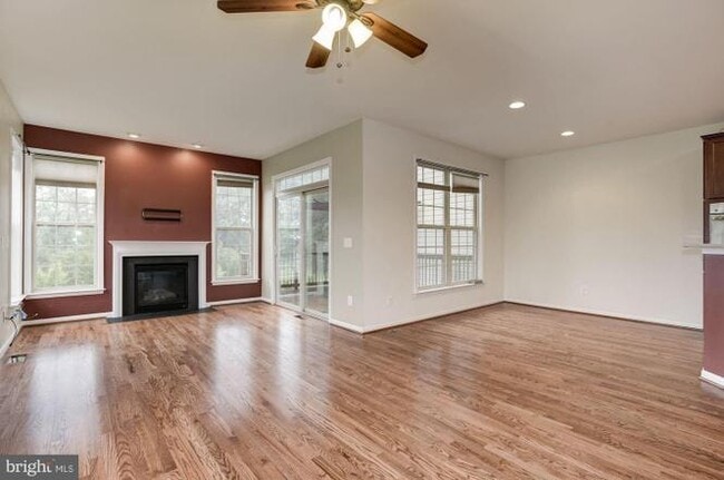 Family Room - Fireplace - 42706 Ogilvie Sq