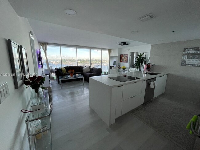Foto del edificio - 7601 E Treasure Dr