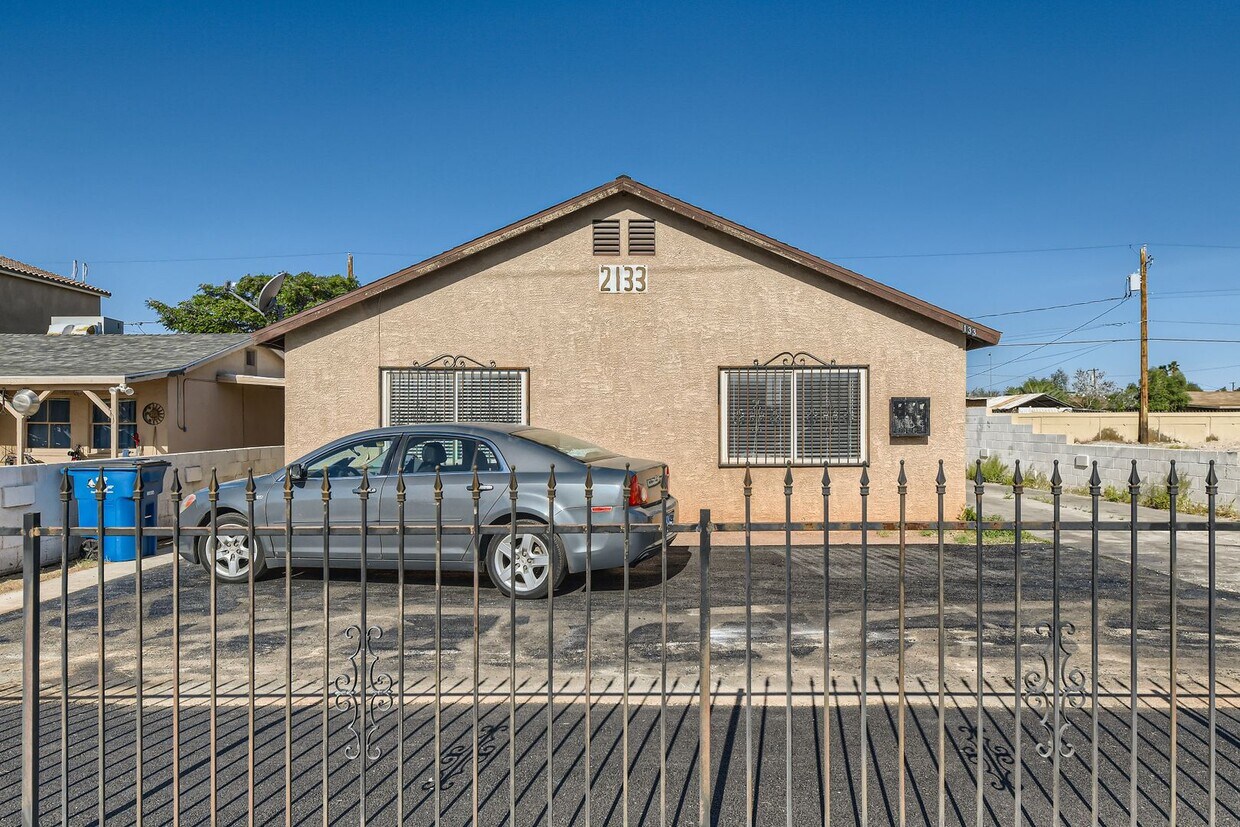 Primary Photo - 1 Bedroom Unit with Gated Parking!