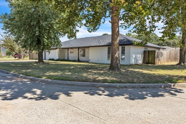 Building Photo - 9800 Willow Wind Dr