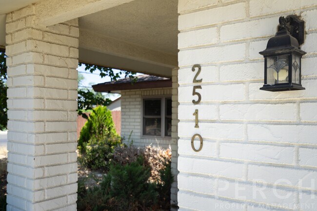 Foto del edificio - 2510 E Devonshire Ave