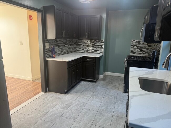 Building Photo - 182 Ferry St