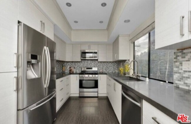 Foto del edificio - 5340 Wilkinson Ave